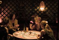 Wuff - Folge dem Hund – Mädels-Treff inklusive Tarot-Karten legen: Die Berliner Freundinnen Ella (Emily Cox, l.), Cécile (Johanna Wokalek, 2.v.l.), Lulu (Maite Kelly, 2.v.r.) und Silke (Marie Burchard, r.) treffen sich bei Katzenbesitzerin Lulu.