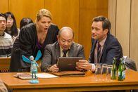 Danni Lowinski – Mit Hilfe von Olli (Jan Sosniok, r.) will Danni (Annette Frier, l.) den Chinesen Yingpeng Sang (Lobo Chan, M.), dem Produktpiraterie vorgeworfen wird, vor Gericht vertreten, doch wird es ihr ohne Chinesischkenntnisse gelingen?