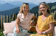 Kreuzer trifft ... (BR) – Von links: Martina Ertl und Marianne Kreuzer an der Quenger Alm am Brauneck bei Lenggries. Weiteres Bildmaterial finden Sie unter www.br-foto.de.