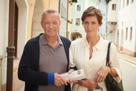 Lena Lorenz – Dr. Aimee Benzweiler (Julia Bremermann) wünscht sich mehr "Quality Time" mit ihrem Lebenspartner Vinz Huber (Michael Roll).