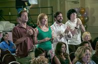 Little Miss Sunshine – In Los Angeles verfolgt Familie Hoover begeistert den Auftritt der kleinen Olive beim Schönheitswettbewerb: Vater Richard (Greg Kinnear, li.), Mama Sheryl (Toni Collette, 2.v.l.), Onkel Frank (Steve Carell, 2.v.r.) und Bruder Dwayne (Paul Dano, re.).