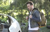Scorpion – Eigentlich sollte sich Toby (Eddie Kaye Thomas) um das Satellitentelefon kümmern, aber als der Helikopter abstürzt will er lieber etwas anderes beschützen ...
