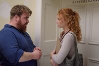 Im Knast – Manni (Tristan Seith) will Nora (Marleen Lohse) vor dem Grafen warnen.