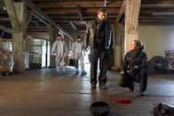 Notruf Hafenkante – Hans (Bruno F. Apitz, 2.v.r.) und Franzi (Rhea Harder, r.) versuchen herauszufinden, was am Tatort passiert ist.