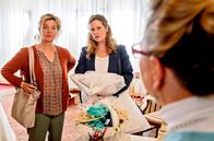 Meine Mutter ... – Heidi (Margarita Broich, li.) und ihre Tochter Antonia „Toni“ Janssen (Diana Amft) holen das Hochzeitskleid bei Hannelotte (Ramona Kunze-Libnow) ab.