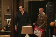 How I Met Your Mother – Marshall (Jason Segel, l.) versucht, Lily zu überreden, dass ihr Vater Mickey (Chris Elliott, r.) zu Thanksgiving bleiben kann. Doch wird es ihm gelingen?