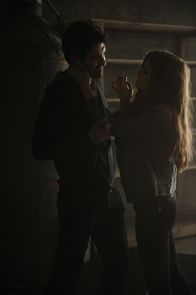 American Horror Story – Im Keller des Hauses stellt Hayden (Kate Mara, r.) Ben (Dylan McDermott, l.) eine Forderung: Vivien muss von der geheim gehaltenen Schwangerschaft erfahren.