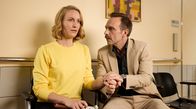 Die Heiland - Wir sind Anwalt – Rudi Illić (Aleksandar Jovanovic, r.) und Romy Heiland (Christina Athenstädt, l.) sorgen sich um einen gemeinsamen Freund, der nach einem Unfall ins Krankenhaus eingeliefert wurde.