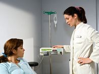 In aller Freundschaft – MDR Fernsehen IN ALLER FREUNDSCHAFT FOLGE 308, "Falsches Spiel" Uhr im Ersten. Rebecca (Alma Leiberg, li.) lässt sich unter fadenscheinigen Sorgen um ihre Gesundheit von Dr. Eichhorn (Cheryl Shepard, re.) den Perfusor erklären.