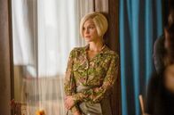 Ku'damm 63 – Eva (Emila Schüle) ist zu ihrem Ehemann Jürgen Fassbender zurückgekehrt - doch glücklich ist sie nicht.