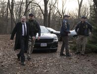 Homeland – Saul Berenson (Mandy Patinkin, l.); US Marshall (Michael Alban, Mitte)