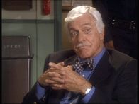 Diagnose: Mord – Als der Buchmacher Borachevsky ermordet wird, veredächtigt Mark (Dick Van Dyke) den spielsüchtigen Dr. Hodiak.