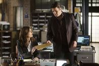 Castle – Richard Castle (Nathan Fillion, r.) hat interessante Neuigkeiten für Kate Beckett (Stana Katic, l.). Kommen sie dem Täter endlich auf die Spur?