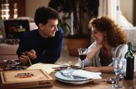 Big – Susan (Elizabeth Perkins, l.) ist von der kindlichen Art Joshuas (Tom Hanks, r.) fasziniert ...