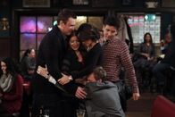 How I Met Your Mother – Ein schwerer Abschied steht ihnen bevor: Marshall (Jason Segel, l.), Lily (Alyson Hannigan, 2.v.l.), Ted (Josh Radnor, r.), Barney (Neil Patrick Harris, vorne) und Robin (Cobie Smulders, 2.v.r.) ...