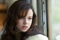 Der Fluch - The Grudge II – Der Fluch liegt immer noch auf dem Haus in Tokio. Karen Davis, die dort gearbeitet, einen Brand gelegt und ihren Freund damit getötet hatte, ist unter Mordanklage im Krankenhaus. Als ihre Schwester Aubrey davon erfährt, kommt sie nach Tokio. Sie will Karen helfen, doch der Fluch ist unerbittlich. Wie ein Virus befällt er immer mehr Menschen.