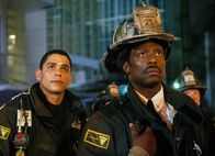 Chicago Fire – Chicago Fire Eine Minute - One Minute Staffel 1, Episode 4 Schwierige Entscheidung: Charlie Barnett als Peter Mills, Walker Eamonn als Chief Boden ( Copyright SRF/NBC Universal)