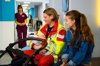 Bettys Diagnose – Rike Köhler (Isabell Horn, l.), Oliver Weiss (Alexander Koll) und Jasmin Faber (Lola Höller, r.).