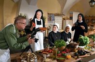 Um Himmels Willen – In der Küche herrscht Chaos. Klaus Stolpe (Markus Hering, l.) macht Werbefotos für die Himmlischen Häppchen von Schwester Agnes (Emanuela von Frankenberg, 2.v.l.). Auch die Novizinnen Claudia (Mareike Lindenmeier, M.) und Lela (Denise M'Baye, 2.r.) und Schwester Hanna (Janina Hartwig, r.) werden eingespannt.
