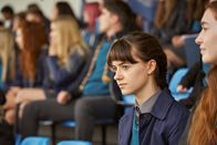 Normal People – Die stille, introvertierte Außenseiterin Marianne (Daisy Edgar-Jones) ist gekommen, um sich das Fußballspiel der Schule anzuschauen. Fasziniert beobachtet sie den Spieler, in den sie heimlich verliebt ist.