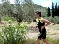 Griechenland - Von Insel zu Insel – Amalia Matthaiou läuft den Ultramarathon über 180 Kilometer von Nemea nach Olympia.