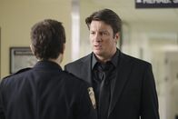 Castle – Bangen im Krankenhaus um das Leben von Kate: Kevin Ryan (Seamus Dever, l.) und Richard Castle (Nathan Fillion, r.)