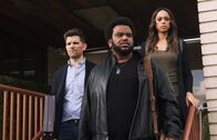 Ghosted – Müssen sich damit beschäftigen, wer vertrauliche Informationen über das "Büro Underground" an die Öffentlichkeit gegeben hat: Max (Adam Scott, l.), Leroy (Craig Robinson, M.) und Annie (Amber Stevens West, r.) ...