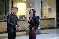 MacGyver – Jack Dalton (George Eads, l.) und Riley Davis (Tristin Mays, r.) helfen MacGyver dabei, eine Whistleblowerin zu besch¸tzen, die Beweise hat, dass ihr Chef Waffen an Feinde Amerikas verkauft.