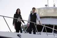 The Mentalist – Das CBI-Team um Patrick Jane (Simon Baker, r.) und Teresa Lisbon (Robin Tunney, l.) soll den Mord an Jim Gulbrand, CEO und Gründer des Softwareunternehmens Gaia Matrix, aufklären ...
