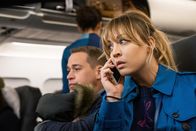 The Flight Attendant – Flug in die Vergangenheit: T.R. Knight als Davey Bowden und Kaley Cuoco als Cassie Bowden