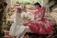 Paradise Hills – Uma (Emma Roberts, l.); Die Herzogin (Milla Jovovich, r.)