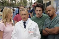 Scrubs - Die Anfänger – v.l.: Dr. Elliot Reid (Sarah Chalke), Dr. Bob Kelso (Ken Jenkins), Dr. John 'J.D.' Dorian (Zach Braff) und Dr. Christopher Turk (Donald Faison)