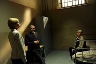 SOKO Stuttgart – Kriminaldirektor Michael Kaiser (Karl Kranzkowski, M.) und seine Kollegin Martina Seiffert (Astrid M. Fünderich, l.) vernehmen Paul Lehmann (Arved Birnbaum, r.) in der Zelle. Der Obdachlose steht unter Mordverdacht.