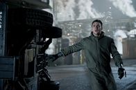 Godzilla – Als Ford Brody (Aaron Taylor-Johnson) mit seinem Vater am ehemaligen Unglücksort ankommen, trauen sie ihren Augen nicht: Das Militär bewacht einen riesigen Kokon, der eine bitterböse Überraschung bereit hält ...
