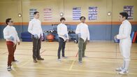 The Big Bang Theory – Wollen unter Kripkes (John Ross Bowie, r.) Aufsicht den Degen schwingen: Leonard (Johnny Galecki, l.), Sheldon (Jim Parsons, 2.v.l.), Howard (Simon Helberg, M.) und Raj (Kunal Nayyar, 2.v.r.) ...