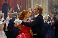 Buddenbrooks – Ein neues Traumpaar der Lübecker Gesellschaft: Thomas (Mark Waschke) und Gerda (Léa Bosco) Buddenbrook