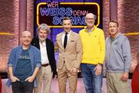 Wer weiß denn sowas? – Moderator Kai Pflaume (M.) und seine Rateteam-Kapitäne Bernhard Hoëcker (l.) und Wotan Wilke Möhring (r.) begrüßen in dieser Sendung den Extrembergsteiger, Abenteurer und Buchautor Reinhold Messner (2.v.l.) und den Förster, Autor und Naturschützer Peter Wohlleben (2.v.r.).