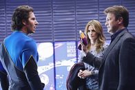 Castle – Castle (Nathan Fillion, r.) macht sich über die Science-Fiction-Serie "Nebula 9" lustig, was weder Beckett (Stana Katic, M.), noch Gabriel Winters (Ed Quinn, l.), der Captain des Raumschiffes, besonders amüsant finden ...