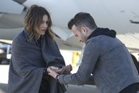 Scorpion – Als Paige (Katharine McPhee, l.) von Muttergefühlen übermannt alles daran setzt, einen Jungen aus dem Fahrwerksschacht zu befreien, muss Toby (Eddie Kaye Thomas, r.) sich schließlich auch um sie kümmern ...