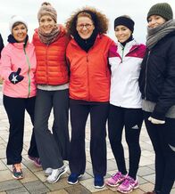 Wunderschön! – Moderatorin Tamina Kallert (2.v.l.) macht gemeinsam mit vier Mitstreiterinnen den Selbstversuch.