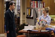 The Big Bang Theory – Penny (Kaley Cuoco, r.) übernachtet bei Leonard, weil ihr Bett aufgrund ihrer Aktivitäten zerbrochen ist. Da Penny jedoch keine Ahnung von Sheldons (Jim Parsons, l.) Tages- und Wochenplänen hat, führt dies unweigerlich zu Streit ...