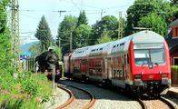 Eisenbahn-Romantik – Gegenwart und Vergangenheit begegnen sich regelmäßig am Bahnhof Aha; dort ist eine der beiden Ausweichstellen auf der eingleisigen 3-Seen-Bahn.