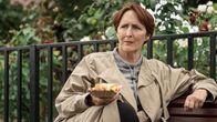 Killing Eve – Ein Abstecher in Carolyns (Fiona Shaw) Vergangenheit offenbart ihr eine neue Spur zu den "Zwölf". Ihr wird klar, dass sie den Gesuchten besser kennt, als gedacht.
