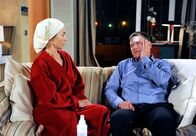 Rote Rosen – ARD ROTE ROSEN FOLGE 1545 Uhr im ERSTEN. In einem Gespräch mit Ben (Hakim Michael Meziani, l.) und Sönke (Bo Hansen, M.) kommt Britta (Jelena Mitschke, r.) der Gedanke, ein soziales Netzwerk aufzubauen, um die Versorgung der Kranken ohne Versicherung überregional zu sichern.