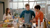 Rote Rosen – Mit Merles (Anja Franke) und Frankas (Birthe Wolter) Hilfe schafft Marvin (Maurice Pawlewski) es, die Kuchen für das Carlas fertigzustellen.
