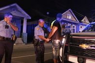 Reporter – Reporter: Ein Schweizer Cop in New Orleans Urs Brechbühler bearbeitet während seiner Ausbildung Gewaltdelikte wie Raubüberfälle, häusliche Gewalt und Morde. Officer Brechbühler nimmt einen Verdächtigen fest und liest ihm seine Rechte vor. Copyright: SRF