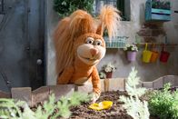 Rudis Rasselbande – Ella (Anna Menzel) trickst die anderen aus. Sind legt im Beet falsche Pfotenspuren vom großen, wilden Möfflon.