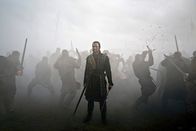 Macbeth – Macbeth (Michael Fassbender) mitten im Kampf