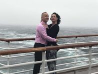 Verrückt nach Meer – Die Reiseleiter Maika und Bernd stehen an Bord der "Grand Lady" Modell für das Fotobuch des Bordfotografen und versuchen eine gute Figur zu machen.