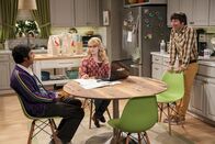 The Big Bang Theory – Howard (Simon Helberg, r.) kann die Geburt seines Kindes kaum noch abwarten: Gemeinsam mit Raj (Kunal Nayyar, l.) hat er ein paar "kleine" Baby-Einkäufe getätigt. Fragt sich nur, wie die werdende Mutter Bernadette (Melissa Rauch, M.) reagiert, als sie erfährt was sich hinter den Einkäufen verbirgt ...